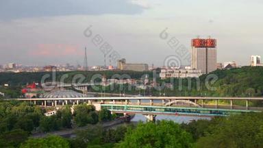 卢<strong>日</strong>涅茨基地铁大桥和俄罗斯科学院景观